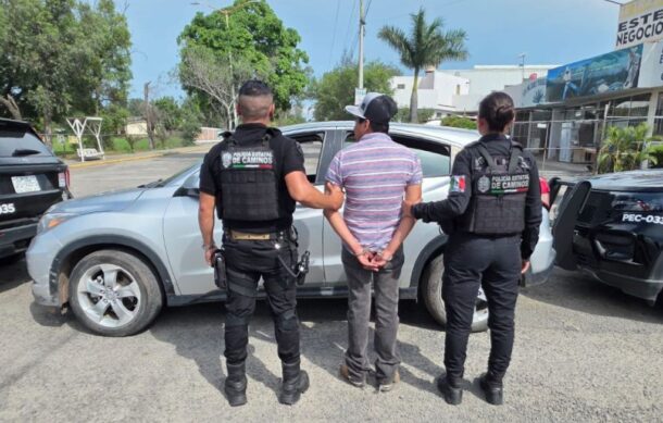 Detienen a hombre por manejar auto robado en Tlajomulco