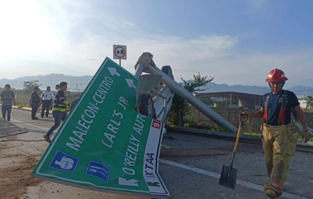 Vehículo choca contra letrero de ingreso a Puerto Vallarta