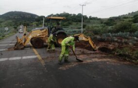 Reparan socavones y retiran deslaves en carreteras de Jalisco