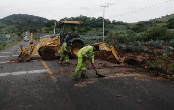 Reparan socavones y retiran deslaves en carreteras de Jalisco