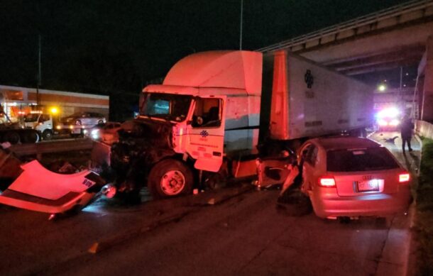 Choque en Periférico Sur deja tres vehículos destruidos