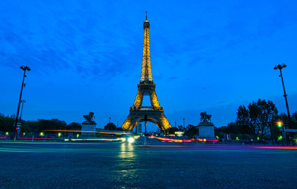 Dos hombres escalan y saltan en paracaídas desde la Torre Eiffel; fueron detenidos