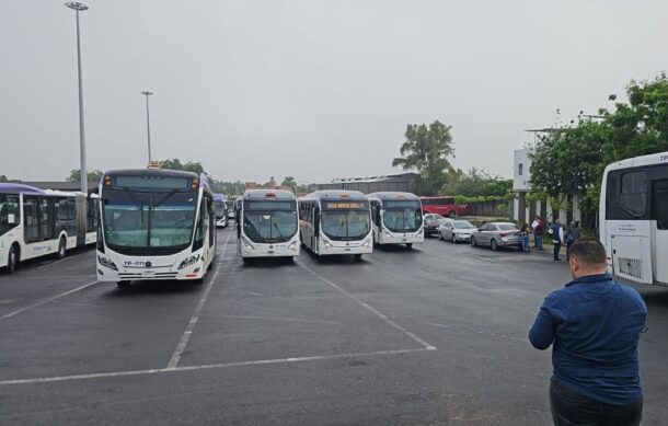 Paro de choferes del transporte público causa afectaciones a usuarios