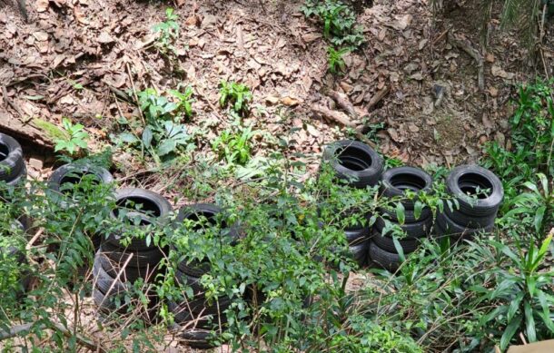 Denuncian tiradero de llantas y escombro en la barranca de Villa Universitaria