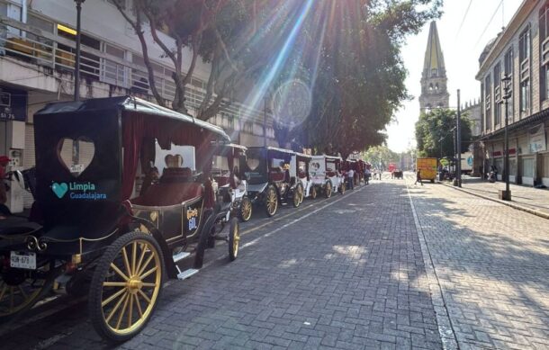 Calandrieros amontonados sobre Av. Hidalgo tras cierre de Plaza Liberación