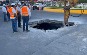 Fuga de agua provoca cierre de glorieta en av. López Mateos