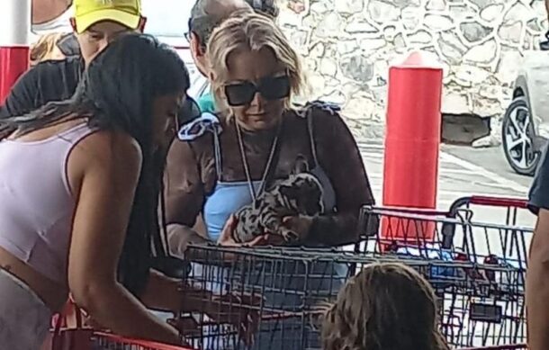 Denuncian venta de cachorros en estacionamiento de tienda en Zapopan