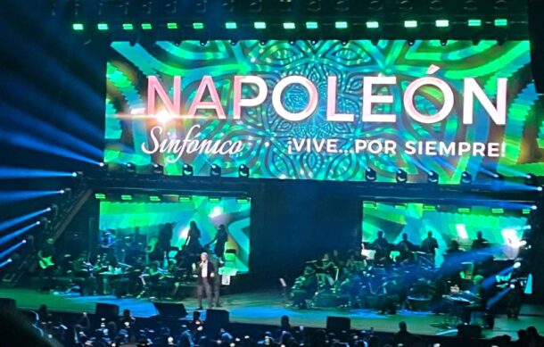 El cantante Napoleón cautiva con su show al público tapatío