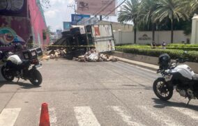 Se registra volcadura de camión sobre avenida López Mateos Sur