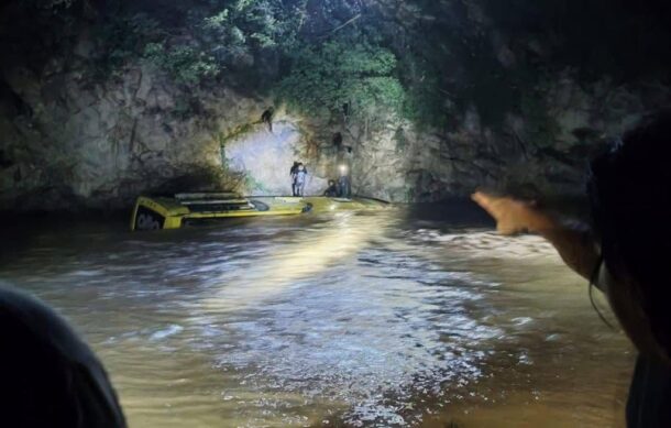Mueren por lo menos siete personas tras caída de camión a un arroyo en Guerrero