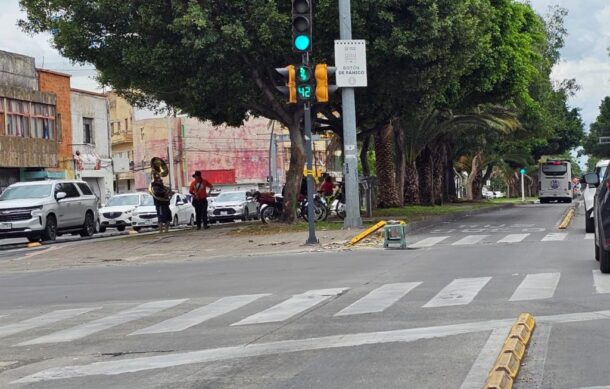 Suman tres semanas sin reparar tapa abierta en carril del Macrobús