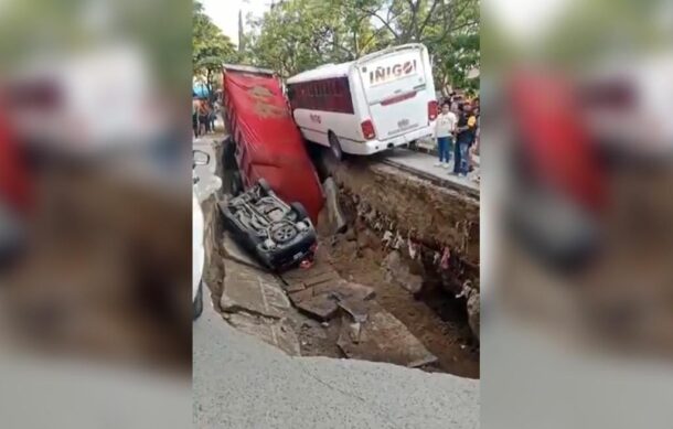 Deja tres heridos enorme socavón sobre avenida Malecón en Guadalajara