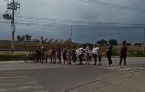 Vecinos bloquean acceso en Valle de los Encinos por falta de agua