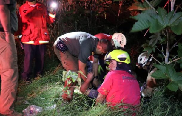 Rescatan a conductor tras caer a un barranco en carretera a Saltillo