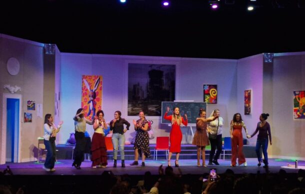 “Madres, ¡El cielo es el límite!” cautiva al público tapatío en el Teatro Galerías