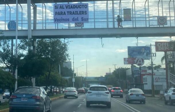 Aparecen mantas que piden viaducto para carga pesada en Av. López Mateos