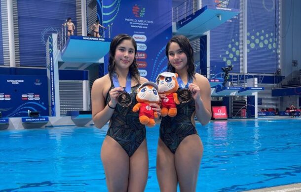 Regresan la gemelas jaliscienses Mía y Lía Cueva de Singapur con medalla de bronce