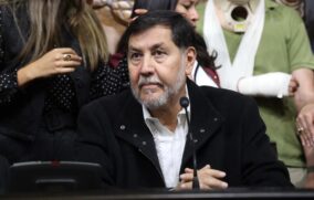 Fernández Noroña pide licencia para viajar a Palestina