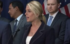 Trump destituye a Pam Bondi como fiscal general de EU