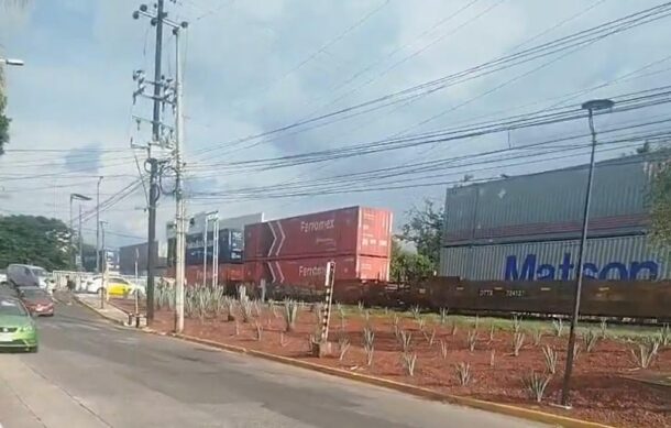 Tren varado cerca de La Minerva provoca caos vial sobre López Mateos