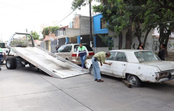 Guadalajara retira 700 vehículos abandonados en la ciudad