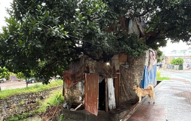 Montan casa improvisada de dos pisos en el canal de avenida Patria en Tonalá