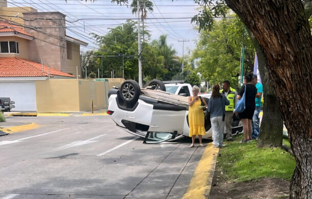 Vuelca camioneta en Manuel Acuña; conductora resulta lesionada