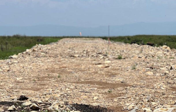Denuncian a club privado por tirar toneladas de escombro en la ribera del lago de Chapala