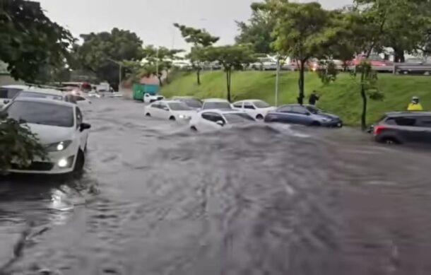 Lluvia matutina arrastra vehículos, inunda la ciudad y genera caos vial