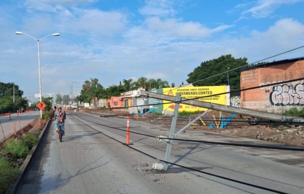 Postes caídos en obras de Camino Real a Colima