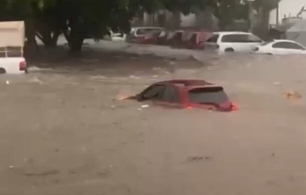 Tormenta matutina sorprende a Guadalajara con encharcamientos y autos varados