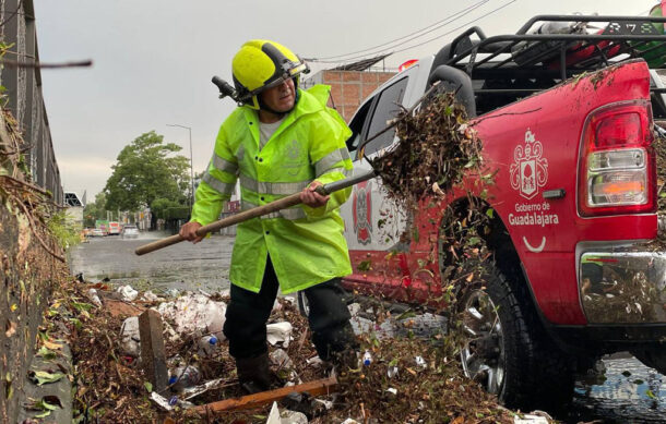 Tormenta causa inundaciones y caída de árboles en ZMG; Tren Ligero afectado