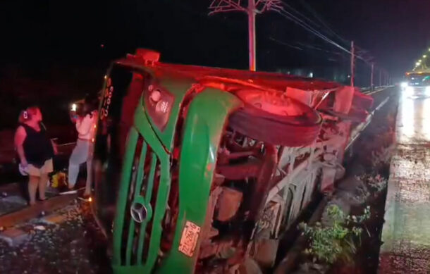 Camión de la ruta C-99 cae a zanja de obras del Tren Ligero; hay 10 lesionados