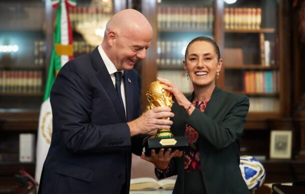 Presidenta Sheinbaum recibe a Infantino y toca trofeo de FIFA