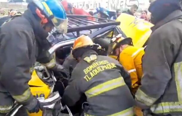 Tráiler impacta a taxi en GDL; hay dos heridos