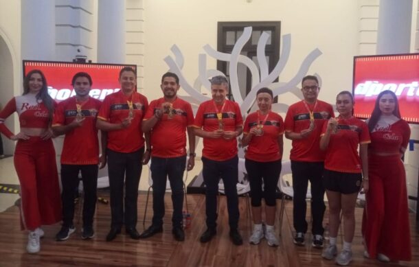 Presentan Playera y Medalla de la Carrera Leones Negros