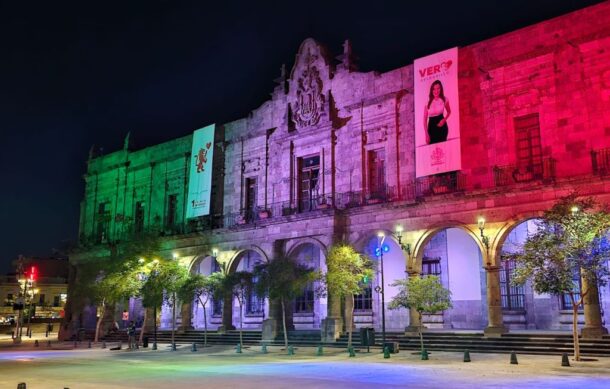 Alcaldesa de GDL promociona informe en fachada de Palacio Municipal pese advertencia de Lemus