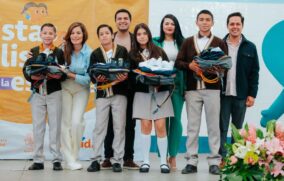 GDL entregó paquetes escolares en primarias y secundarias
