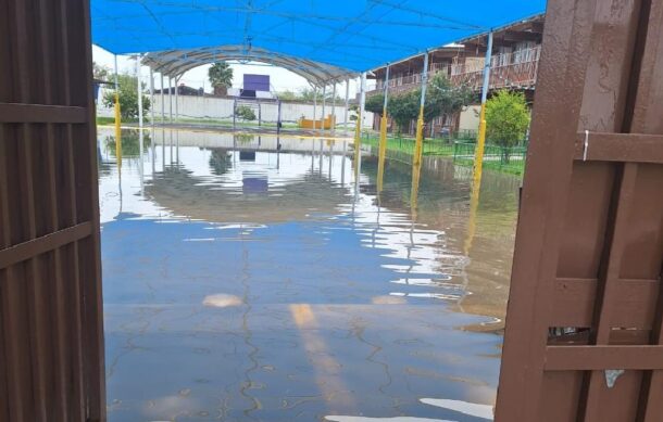 Denuncian escuela bajo el agua en la colonia Las Liebres