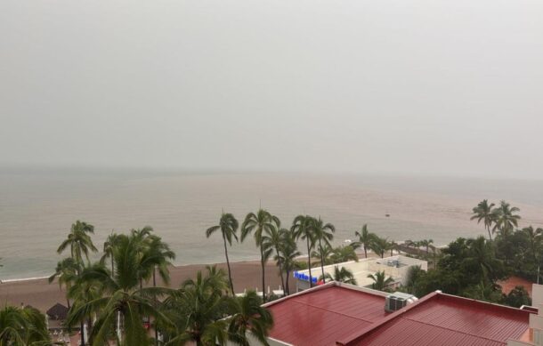 Fuerte tormenta azota Puerto Vallarta este viernes