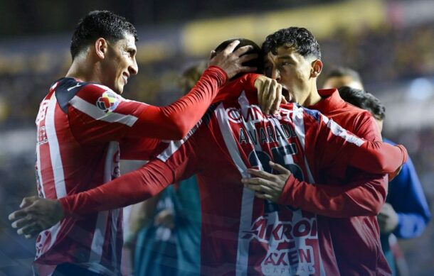 Chivas despierta en la Liga MX y le gana al América 2-1