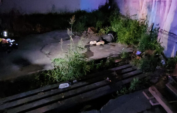 Rescatan a hombre que cayó a una alcantarilla en Guadalajara