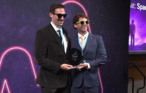 Estudiante mexicano gana premio internacional con brazalete satelital