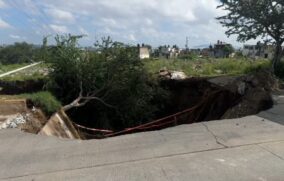 Enorme socavón provoca cierre vial en Av. Reyes Heroles