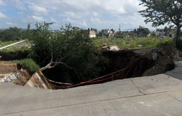 Enorme socavón provoca cierre vial en Av. Reyes Heroles