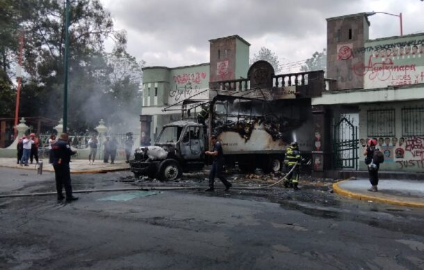 Normalistas de Ayotzinapa embisten con camión el Campo Militar número Uno en Naucalpan