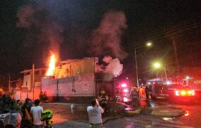 Se incendia llantera en la Col. San Marcos