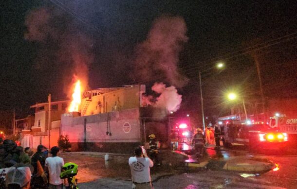 Se incendia llantera en la Col. San Marcos