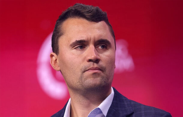 Muere Charlie Kirk tras recibir un disparo en evento universitario en Utah