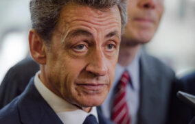 Sarkozy sale de prisión en París tras tres semanas, bajo control judicial